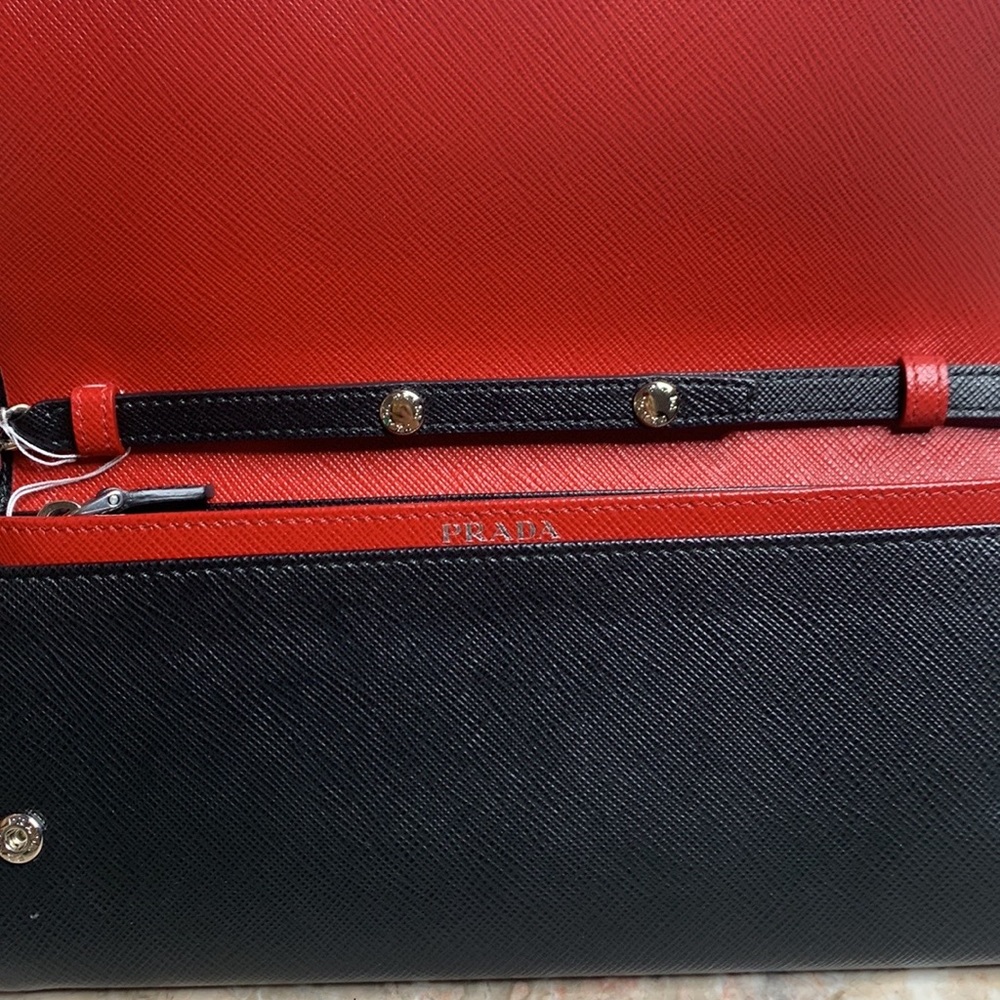 ❤️❤️SOLD❤️❤️PRADA saffiano wallet on chain crossbody/clutch bag - Picture 4 of 13
